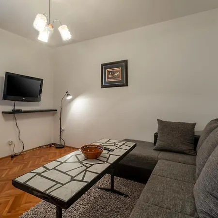 1 Bedroom Cozy In Apartment *