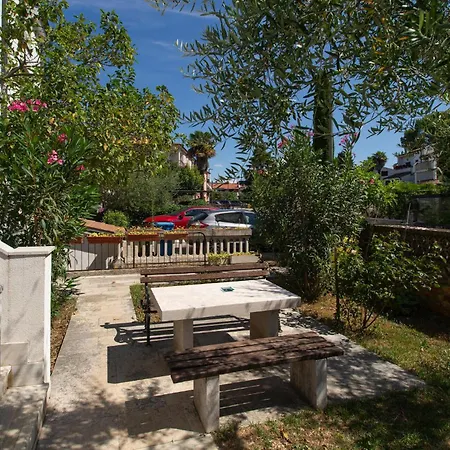 Apartment 1 Bedroom Cozy In Poreč