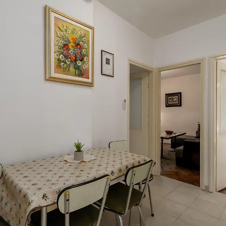 1 Bedroom Cozy In Apartment